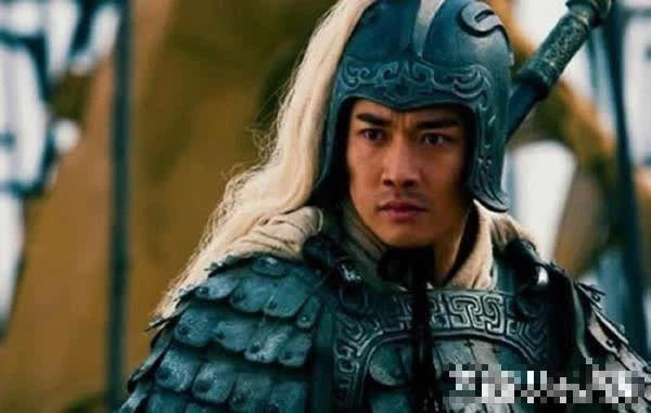 Khi Quan Vũ qua đời, Triệu Vân mạnh mẽ phản đối kế hoạch phạt Ngô của Lưu Bị. Lúc này, Trương Phi không dám chỉ trích Triệu Vân mà chỉ âm thầm khuyên Lưu Bị, cho thấy sự kính trọng xen lẫn e ngại của ông đối với người đồng đội này.