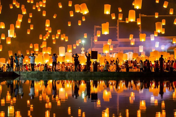 7. Lễ hội đèn trời. Loy Krathong và Yi Peng là hai lễ hội ánh sáng nổi tiếng của Thái Lan, nơi hàng ngàn đèn lồng được thả lên trời hoặc trên mặt nước. Ảnh: Pinterest.