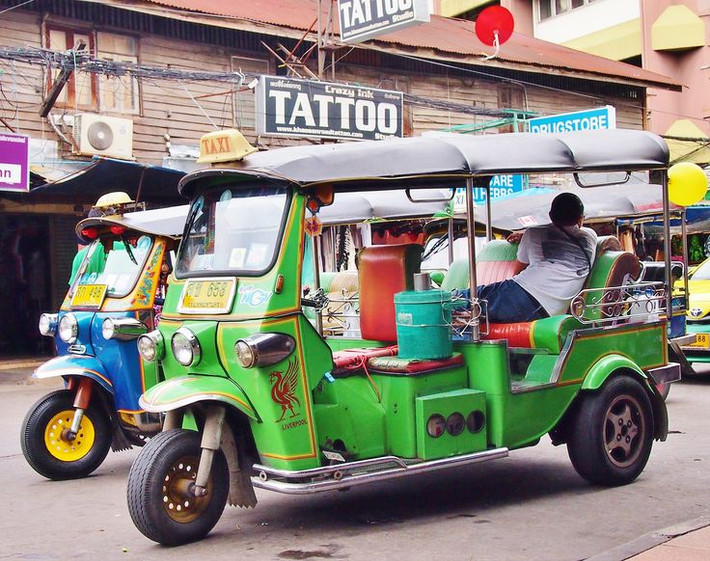 14. Văn hóa tuk-tuk. Tuk-tuk, loại xe ba bánh, là phương tiện giao thông phổ biến và đặc trưng tại Thái Lan, đặc biệt ở các khu du lịch. Ảnh: Pinterest.