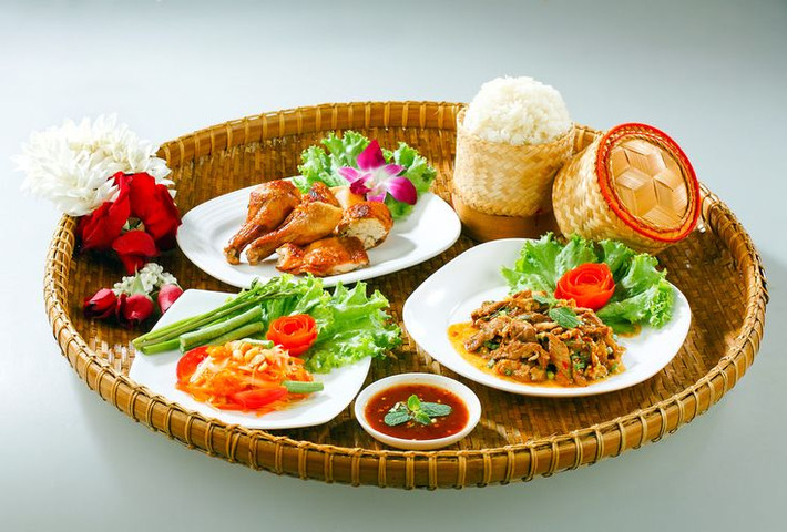 8. Ẩm thực cay nồng. Thái Lan nổi tiếng với các món ăn cay, đặc biệt như Tom Yum (súp chua cay), Som Tum (gỏi đu đủ), và Pad Thai. Ảnh: Pinterest.