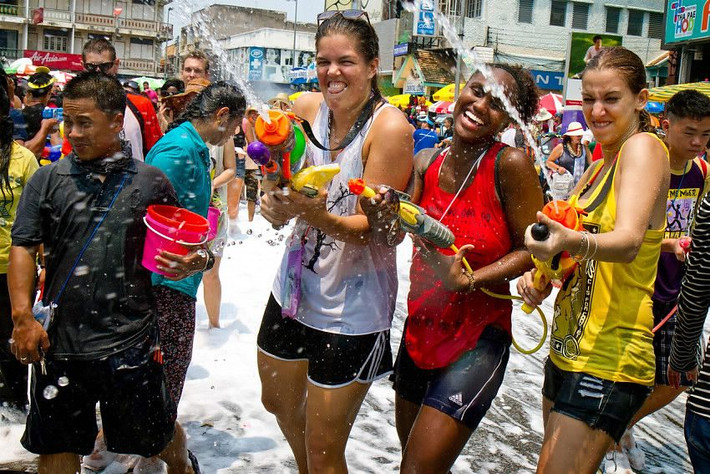 6. Tết Songkran. Lễ hội Songkran, còn gọi là Tết té nước, là một trong những lễ hội độc đáo và vui nhộn nhất thế giới, diễn ra vào giữa tháng 4. Ảnh: Pinterest.