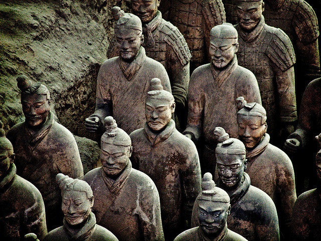 11. Vũ khí thật: Nhiều tượng lính cầm vũ khí thật, bao gồm kiếm, cung và giáo. Một số vũ khí được phát hiện vẫn còn sắc bén nhờ kỹ thuật rèn và mạ tiên tiến. Ảnh: Pinterest.
