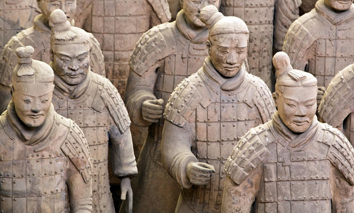 4. Tạo hình không rập khuôn: Không có hai bức tượng nào giống hệt nhau. Các chi tiết như khuôn mặt, kiểu tóc, trang phục và vũ khí được tạo ra để phản ánh đặc điểm cá nhân của từng binh sĩ. Ảnh: Pinterest.