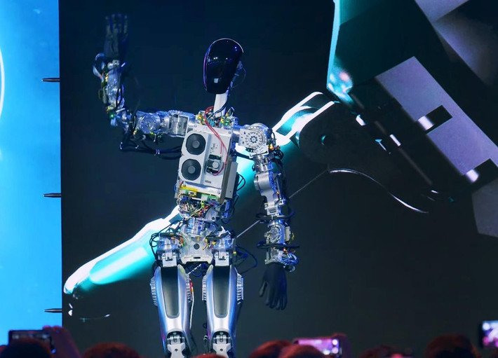  1. Ra mắt lần đầu vào năm 2021. Tesla Bot được công bố tại sự kiện AI Day của Tesla vào tháng 8/2021. Đây là nỗ lực của Tesla để phát triển một robot hình người sử dụng công nghệ trí tuệ nhân tạo tiên tiến. Ảnh: Pinterest.