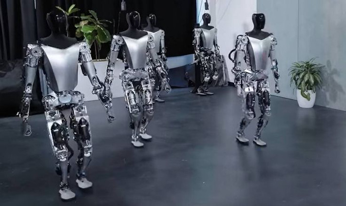 4. Kích thước và cân nặng như người thật. Tesla Bot có chiều cao khoảng 173 cm và cân nặng 56,7 kg, gần giống kích thước của một người trưởng thành trung bình. Ảnh: Pinterest.