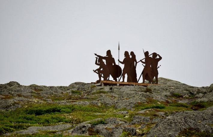 4. Khu định cư L’Anse aux Meadows. Khu định cư Viking tại L’Anse aux Meadows, nằm ở Newfoundland (Canada), là bằng chứng khảo cổ học duy nhất cho sự hiện diện của người Viking tại Bắc Mỹ. Ảnh: Pinterest.
