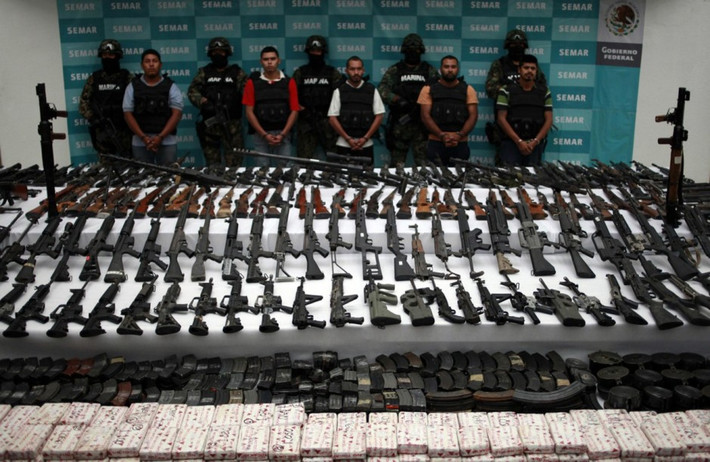 Trong nhiều thập niên qua, hoạt động của các tập đoàn buôn lậu ma túy Mexico đã gây nên những cuộc "chiến tranh ma túy" khiến hàng chục nghìn người chết hoặc mất tích. Tình trạng bắt cóc, cưỡng hiếp, tra tấn... liên quan đến các tập đoàn ma túy là nỗi ám ảnh thường trực ở quốc gia này. Ảnh: Tumblr.