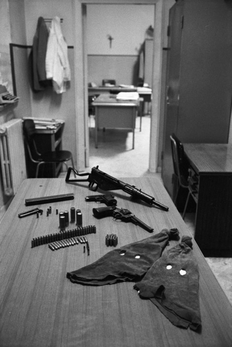 Các loại vũ khí được tìm thấy trong một "căn cứ" của Mafia Naples. Ảnh: Patrick Zachmann/ Magnum Photos.