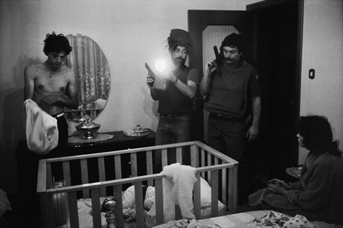 Secondigliano, một thành viên băng Camorra bị bắt giữ trong đêm tại nhà riêng. Ảnh: Patrick Zachmann/ Magnum Photos.