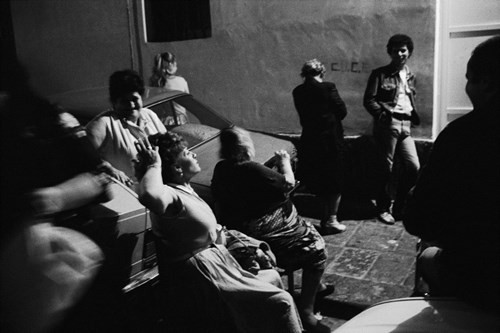 Bên ngoài một ổ cờ bạc vào buổi đêm ở Naples, tháng 6/1982. Ảnh: Patrick Zachmann/ Magnum Photos.