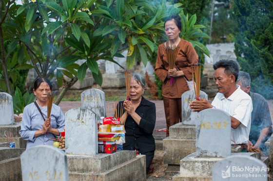 Vượt hơn 500km từ xã Phù Lộc, huyện Phù Ninh, tỉnh Phú Thọ, bà Nguyễn Khánh Minh (1947) cùng gia đình vào thắp nén hương cho anh trai là liệt sĩ Nguyễn Đức Thông (1945). Ảnh: Thành Cường