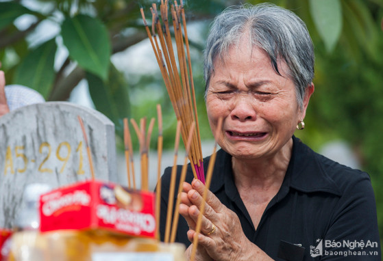 Nước mắt cuối cùng cũng tràn khóe mi người phụ nữ 70 tuổi khi gia đình bà đã tìm thấy phần mộ của liệt sĩ Thông. Bà Minh nhớ lại, vào tháng 7/2016, gia đình bà nhận được tin hài cốt của anh mình được quy tập về Nghĩa trang Quốc tế Việt - Lào. “Chỉ tiếc một điều là ước nguyện của người mẹ đã qua đời của tôi là đưa anh trai về với bố, ông bà tổ tiên vẫn chưa thể hoàn thành”. Ảnh: Thành Cường
