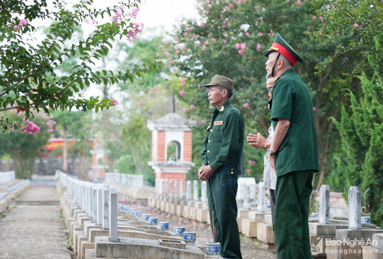 Nhìn những người cựu chiến binh đến thăm đồng đội nằm xuống, thắp những nén nhang cho những người đồng đội khuyết tên bất chợt câu thơ khắc tạiNghĩa trang Quốc tế Việt - Lào lại xuất hiện trong tâm trí "Xin đừng gọi anh là liệt sĩ vô danh/ Anh từng có tên như bao khuôn mặt khác/ Tổ quốc không mất tên anh/ Chỉ lặng thầm nhận về mình…" Ảnh: Thành Cường