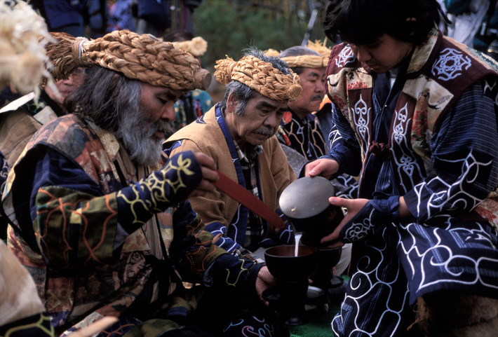 Không giống như người Nhật, người dân tộc Ainu có màu da sáng, đôi mắt tròn và sâu, tóc hơi quăn kiểu lượn sóng. Đàn ông Ainu có râu dày, cơ thể nhiều lông, dáng người cao to. Nhìn chung, họ có những đặc điểm gần với cư dân ở khu vực Kavkaz hiện đại.