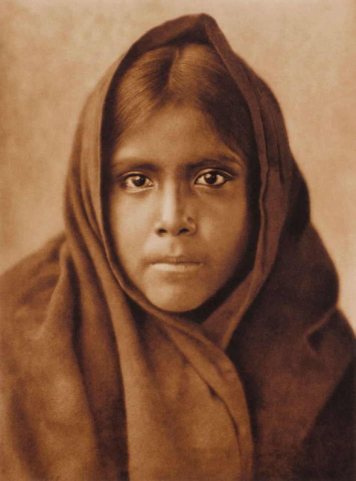 Cô gái bộ tộc Qahatika, 1907. Ảnh: Edward Curtis.