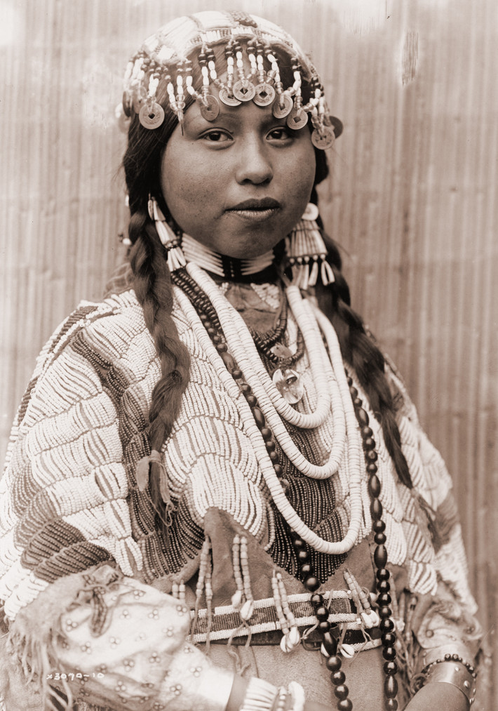 Phụ nữ bộ tộc da đỏ Wishram trong trang phục lễ cưới ở Oregon năm 1911. Ảnh: Wikimedia.