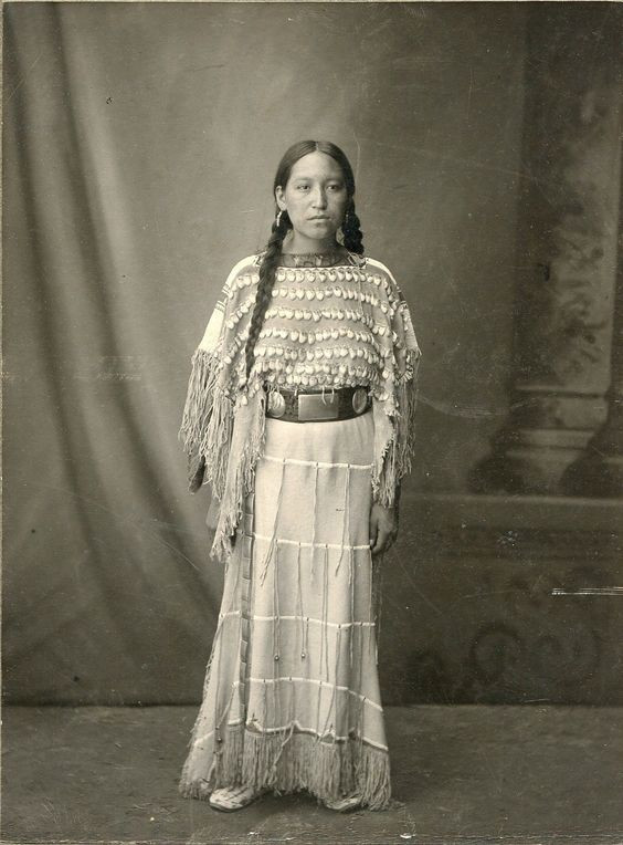 Một phụ nữ thổ dân da đỏ trình diễn tại hội chợ Thế giới năm 1904 ở St Louis, bang Missouri. Ảnh: Ebay.