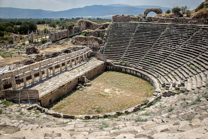 Kết quả khai quật cho thấy, Aphrodisias là một thành phố quy củ với hệ thống đường xá kết nổi các khu dân cư và công trình công cộng. Các công trình nổi bật ở thành phố này là đền thờ Aphrodite, rạp hát và hai khu nhà tắm. Ảnh: Time Travel Turtle.