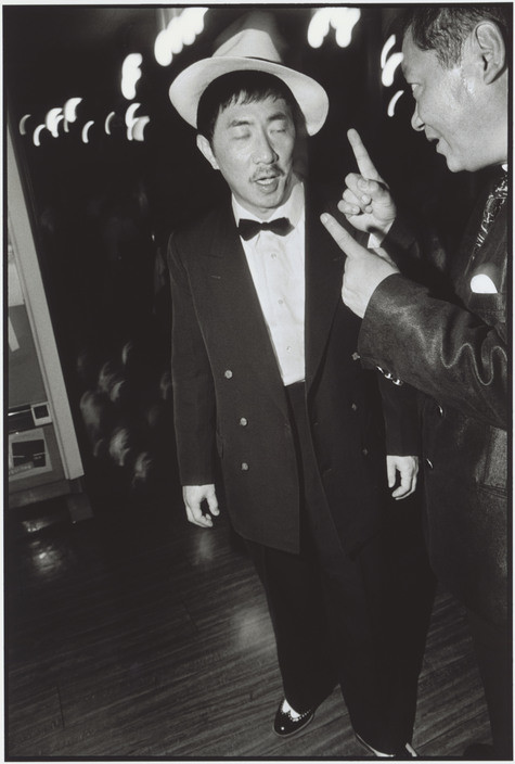 George Abe và chiến hữu trong quán bar. Ảnh: Bruce Gilden/ Magnum Photos.