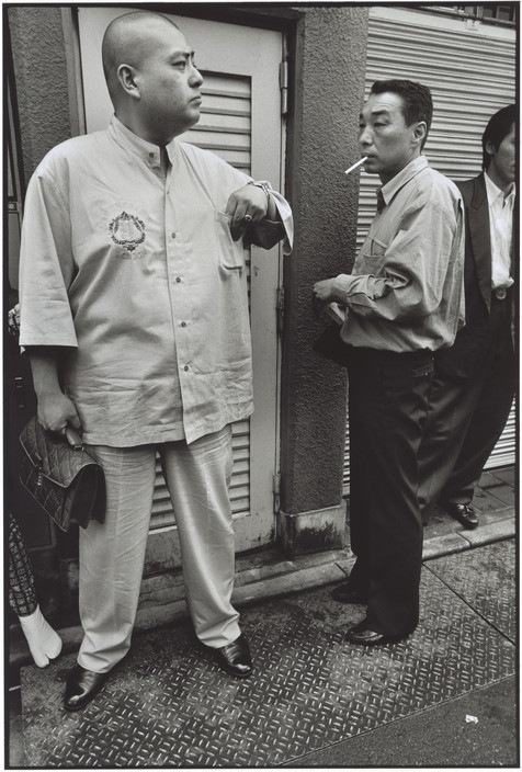 Các thành viên Yakuza trên đường phố ở Asakura. Ảnh: Bruce Gilden/ Magnum Photos.
