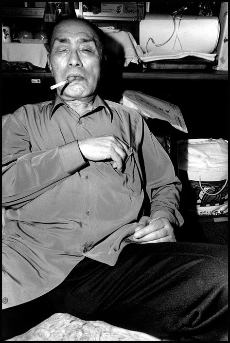 Một "đại lão" Yakuza tại nhà riêng ở Osaka. Ảnh: Bruce Gilden/ Magnum Photos.
