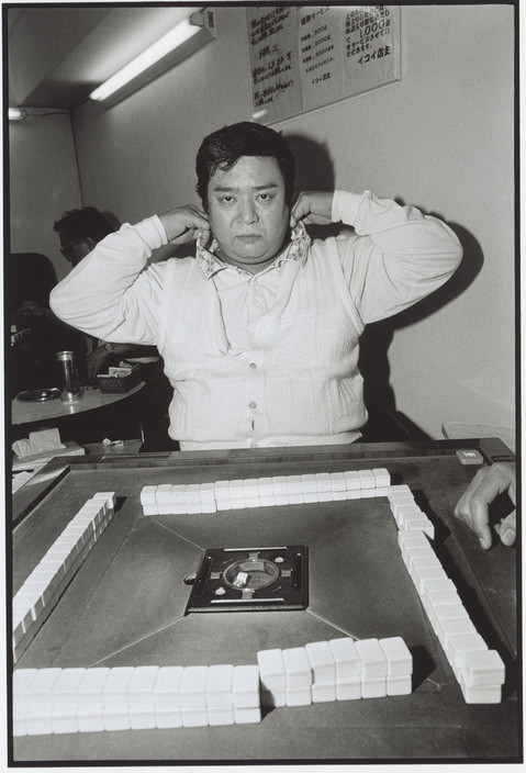 Bàn mạt chược trong văn phòng của Yakuza ở Mitaka. Ảnh: Bruce Gilden/ Magnum Photos.