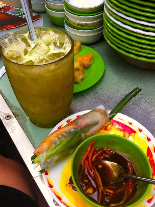 "Kể từ đó, mỗi khi chúng tôi đi chơi quanh thành phố, Johny luôn gọi cafe-su-da (cà phê sữa đá kiểu Việt Nam), còn tôi gọi nước mía. Thay vì cà phê buổi sáng, tôi bắt đầu ngày mới bằng nước mía, và sẽ uống vài cốc trong ngày". Ảnh: Kayoko Akabori.