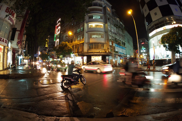 Đường phố Sài Gòn sau cơn mưa. Ảnh: Craig Shand.