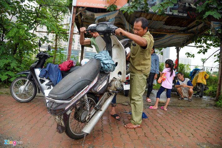 “Hôm nay tôi đã sửa 5-7 chiếc xe bị hỏng máy, hôm qua nước ngập sâu và rộng hơn nên nhiều xe chết máy hơn”, thợ sửa xe máy này chia sẻ.