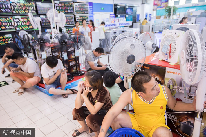 Nắng nóng liên tục trong những tuần qua đã khiến người Trung Quốc tìm mọi cách để tránh nóng. Theo South China Moring Post, từ ga tàu điện đến các trung tâm thương mại đều có thể bắt gặp cảnh người dân ngồi, nằm lũ lượt để "tận dụng" điều hòa. Ảnh: VCG.