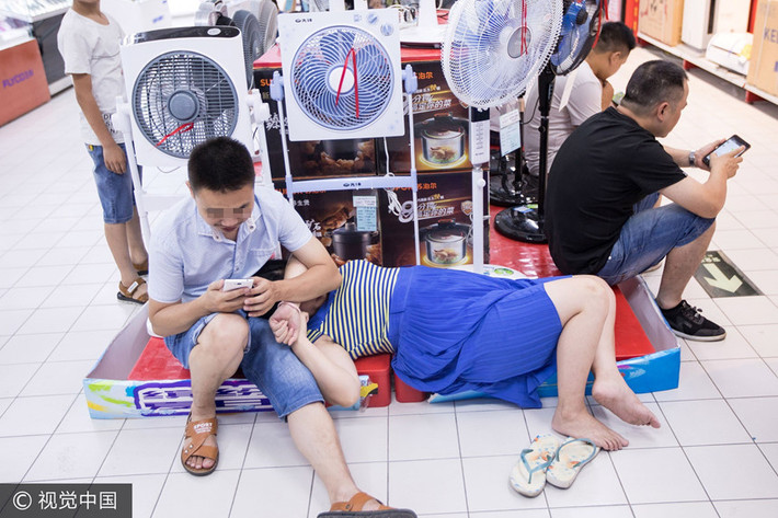 "Thực ra họ còn giúp tiết kiệm năng lượng đấy chứ. Miễn là họ không chắn hết lối đi thì có gì to tát đâu?", một người khác bình luận. Nhiều người cũng chia sẻ hài hước về nỗi lo tiền điện tăng vọt vì sử dụng máy điều hòa 24/24.Ảnh:VCG.