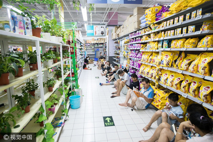 Theo Tân Hoa xã, thứ Sáu tuần trước (21/7) là ngày nóng nhất tại Thượng Hải trong 145 năm qua, khi nhiệt độ lên đến 40,9 độ C. Trong khi đó, hai địa điểm nóng nhất Trung Quốc ngày 24/7 là huyện Lâm thuộc tỉnh Sơn Tây và huyện Toksun thuộc khu tự trị Tân Cương với cùng mức nhiệt 42 độ C. Ảnh: VCG.