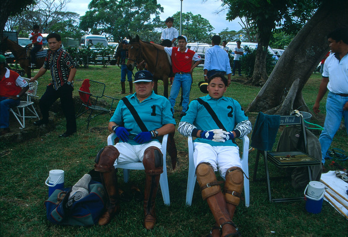 Tại câu lạc bộ polo - một môn thể thao quý tộc - ở thủ đô Manila, 1994. Ảnh: Hiroji Kubota/ Magnum Photos.
