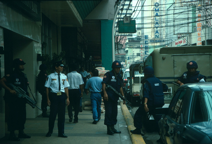 Cảnh sát cơ động tại một góc phố ở khu Phố Tàu, Manila năm 1994. Ảnh: Hiroji Kubota/ Magnum Photos.