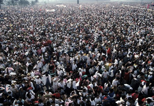 4 triệu giáo dân tập trung ở công viên Razal ở Manila để diện kiến John Paul II vào ngày thứ hai trong chuyến công du của Giáo hoàng. Ảnh: Hiroji Kubota/ Magnum Photos.