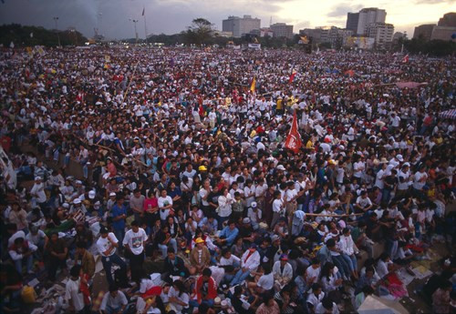 Khoảng 1 triệu người tập trung ở quảng trường Luneta của Manila để chào đón Giáo hoàng John Paul II, ngày 14/1/1995. Ảnh: Hiroji Kubota/ Magnum Photos.
