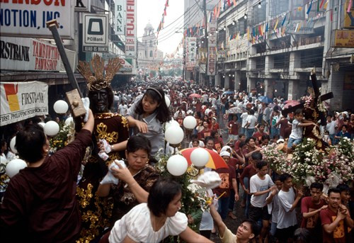 Lễ rước tượng thiêng Nazarene Đen của giáo dân ở Quiapo, Manila, 1994. Ảnh: Hiroji Kubota/ Magnum Photos.