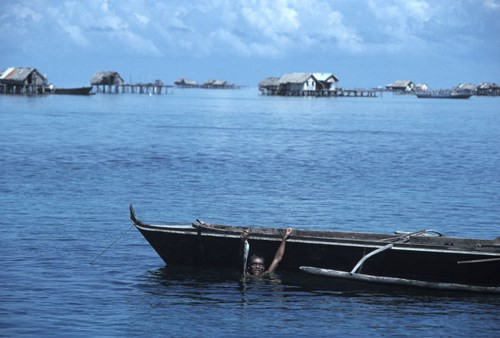Bở biển của Tawitawi, hòn đảo tai tiếng với các hoạt động cướp biển và khai thác thủy sản trái phép bằng chất nổ ở Nam Philppines, 1997. Ảnh: Hiroji Kubota/ Magnum Photos.
