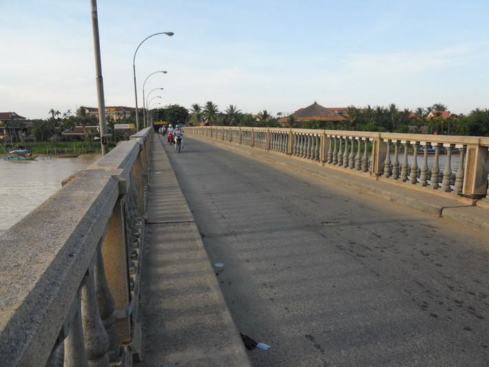 Tình trạng xuống cấp của cây cầu này đã không ít lần làm được báo chí phản ảnh.