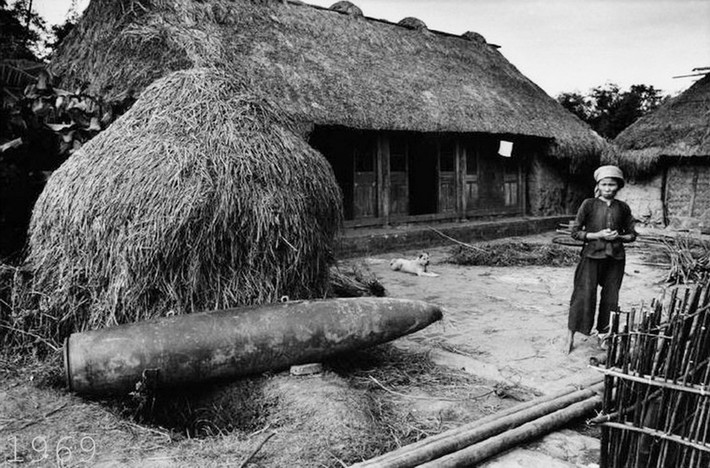 Một quả bom Mỹ chưa nổ được đào lên tại một hợp tác xã ở Phát Diệm, Ninh Bình.