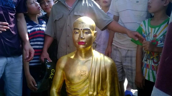 "Pho tượng người dân bảo giống tượng của sư trụ trì là tượng đức Phât hoàng Trần Nhân Tông. Và so với khuôn mẫu đúc tượng Phật hoàng Trần Nhân Tông thì cũng không sai cho nên không thể nói là tượng của ai đó được", Thượng toạ Thích Tiến Đạt - Phó Ban trị sự kiêm Chánh thư ký Ban trị sự Phật giáo Hà Nội nói.