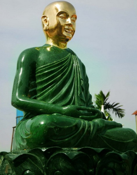 Tượng Phật hoàng Trần Nhân Tông được tôn tạc tại chùa Vĩnh Nghiêm (TP HCM) từ tháng 7-12/2012 với chiều cao trên 1,5m, nặng trên 2 tấn, được đúc bằng khối ngọc Nephrite trọng lượng 4.450kg, mặt dát vàng.