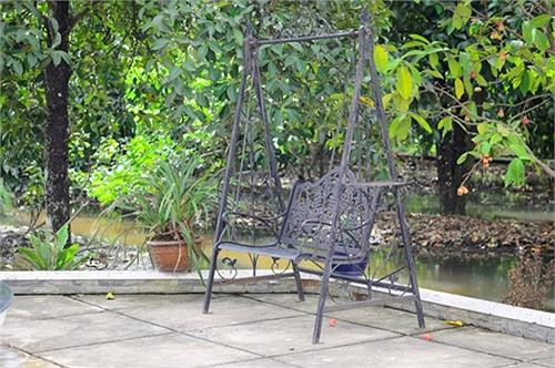 Phía sau cánh cổng là khoảng sân trước nhà rất rộng, nơi con trai Việt Trinh có thể chơi đùa hàng ngày mà không bị làm phiền bởi những ánh mắt tò mò.