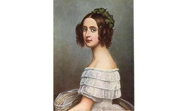 20. Công nữ Alexandra Amalie của Bavaria luôn bị ám ảnh bởi sự sạch sẽ. Bà chỉ mặc trên người những bộ đồ trắng tinh.
