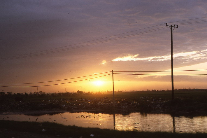 Hoàng hôn trên những bãi rác.