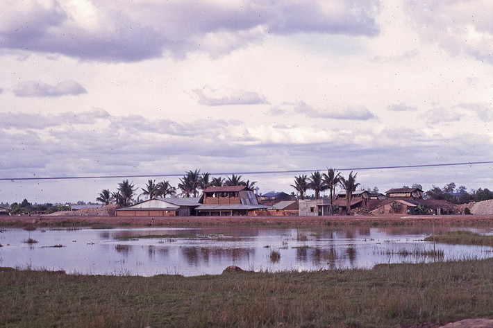 Nhà máy gạch ở ngoại ô.
