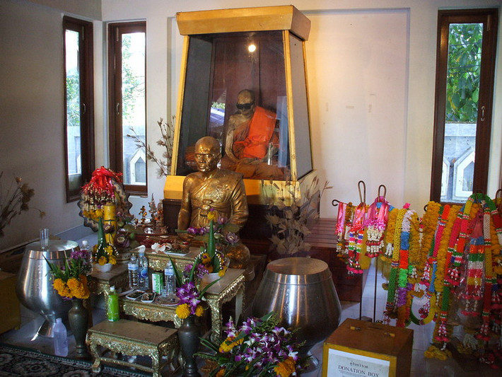 Hàng năm, đông đảo Phật tử Thái Lan vẫn đến Wat Kunaram để chiêm bái và bày tỏ lòng thành kính đối với thiền sư Luang Pho Daeng.