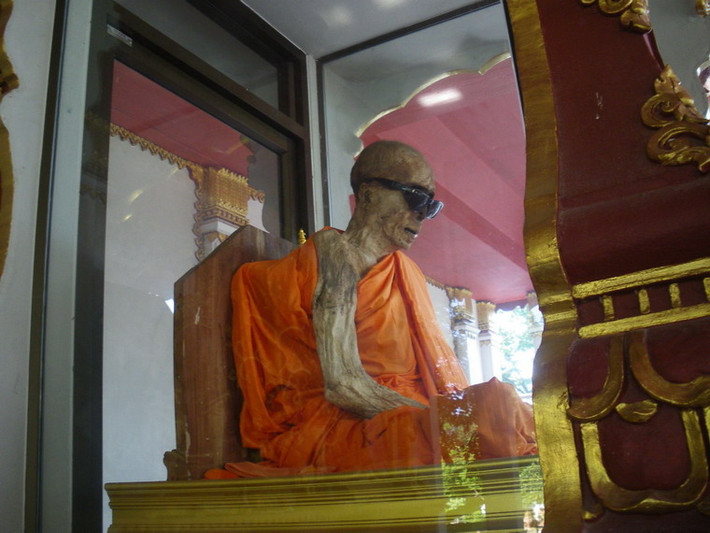 Lúc sinh thời, Luang Pho Daeng từng có một cuộc sống trần tục với vợ và những đứa con của mình. Nhưng khi được 50 tuổi, ông đã quyết định dành phần còn lại của đời mình để đi tu.