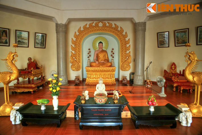 Tháp được chia làm hai tầng. Tầng dưới là chính điện, nơi đặt tượng Phật Thích Ca cùng bức tượng được tạo tác sống động như người thật của thiền sư Hộ Nhẫn - người sáng lập chùa. Tầng trên tôn trí Xá lợi Phật Thích Ca và chư Thánh tăng.