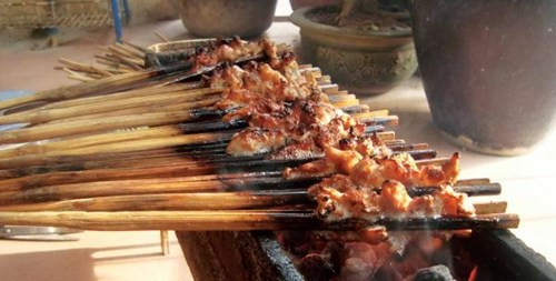 Bún chả Nam Định cũng là món ăn rất đáng dể thử. Khác với các nơi khác, bún chả Nam Định không dùng thịt băm viên hay thịt có bì mà dùng thịt nạc được kẹp qua tre.